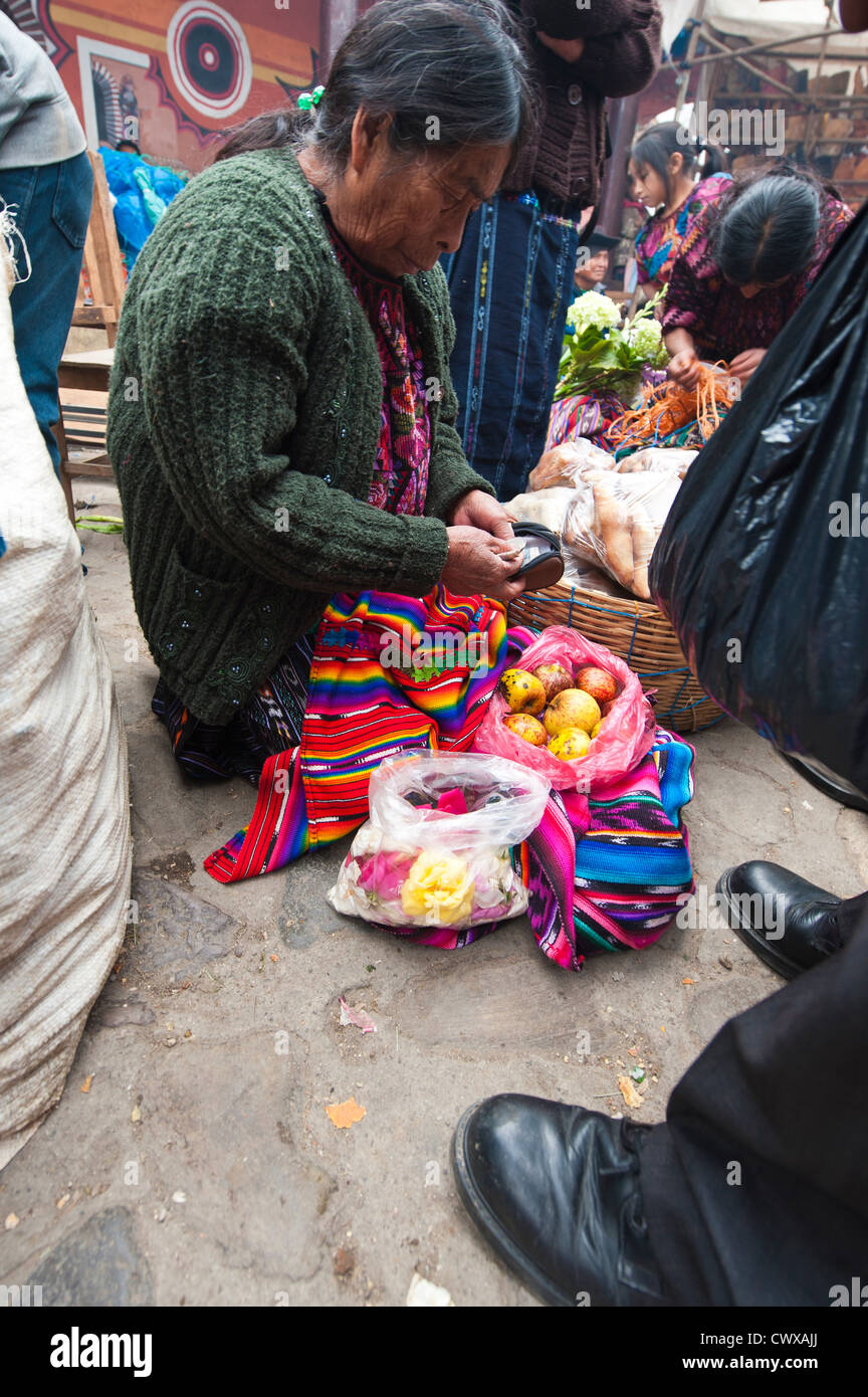 Fornitore di frutta nel mercato locale, Chichicastenango, Guatemala. Foto Stock