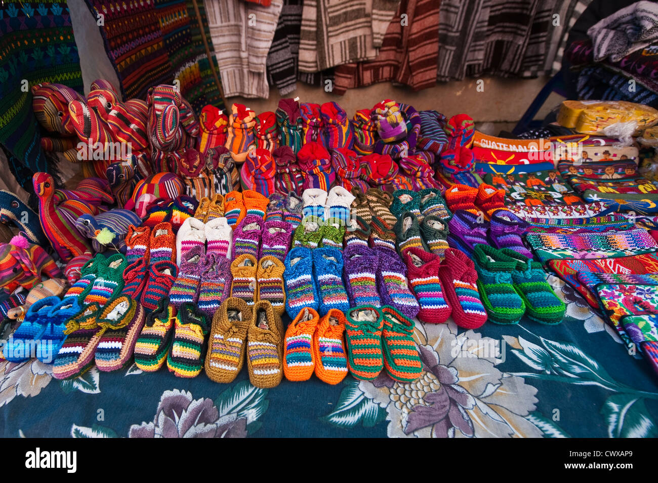 Calzatura fornitore nel mercato locale, Chichicastenango, Guatemala. Foto Stock