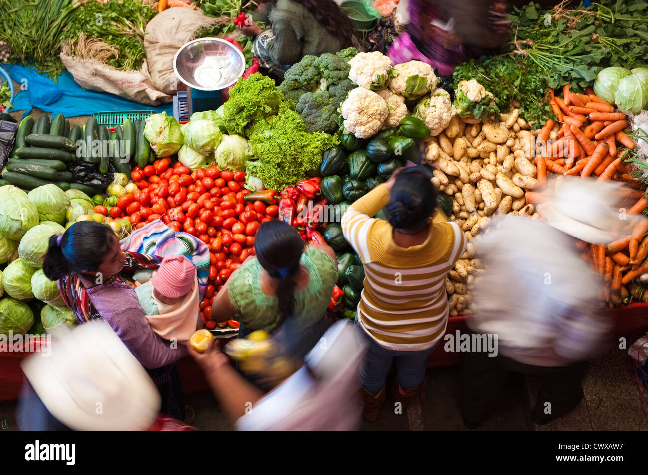 I fornitori di vegetali all'interno del locale mercato di strada, Chichicastenango, Guatemala. Foto Stock