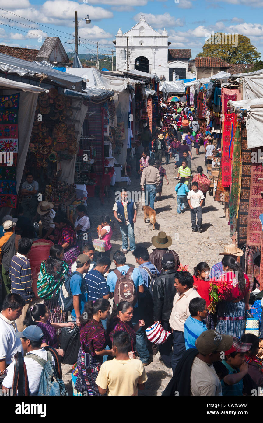 People shopping nel mercato locale, Chichicastenango, Guatemala. Foto Stock