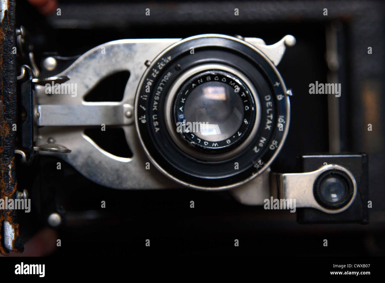 Lente su una vecchia fotocamera a soffietto. Foto Stock