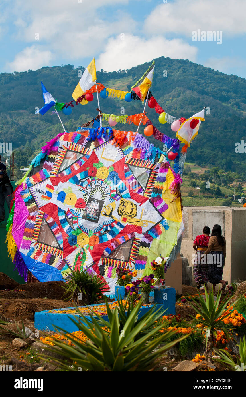 Aquiloni o barriletes, il giorno dei morti, Dia de los Muertos, cerimonia nel cimitero, Santiago Sacatepequez, Guatemala. Foto Stock
