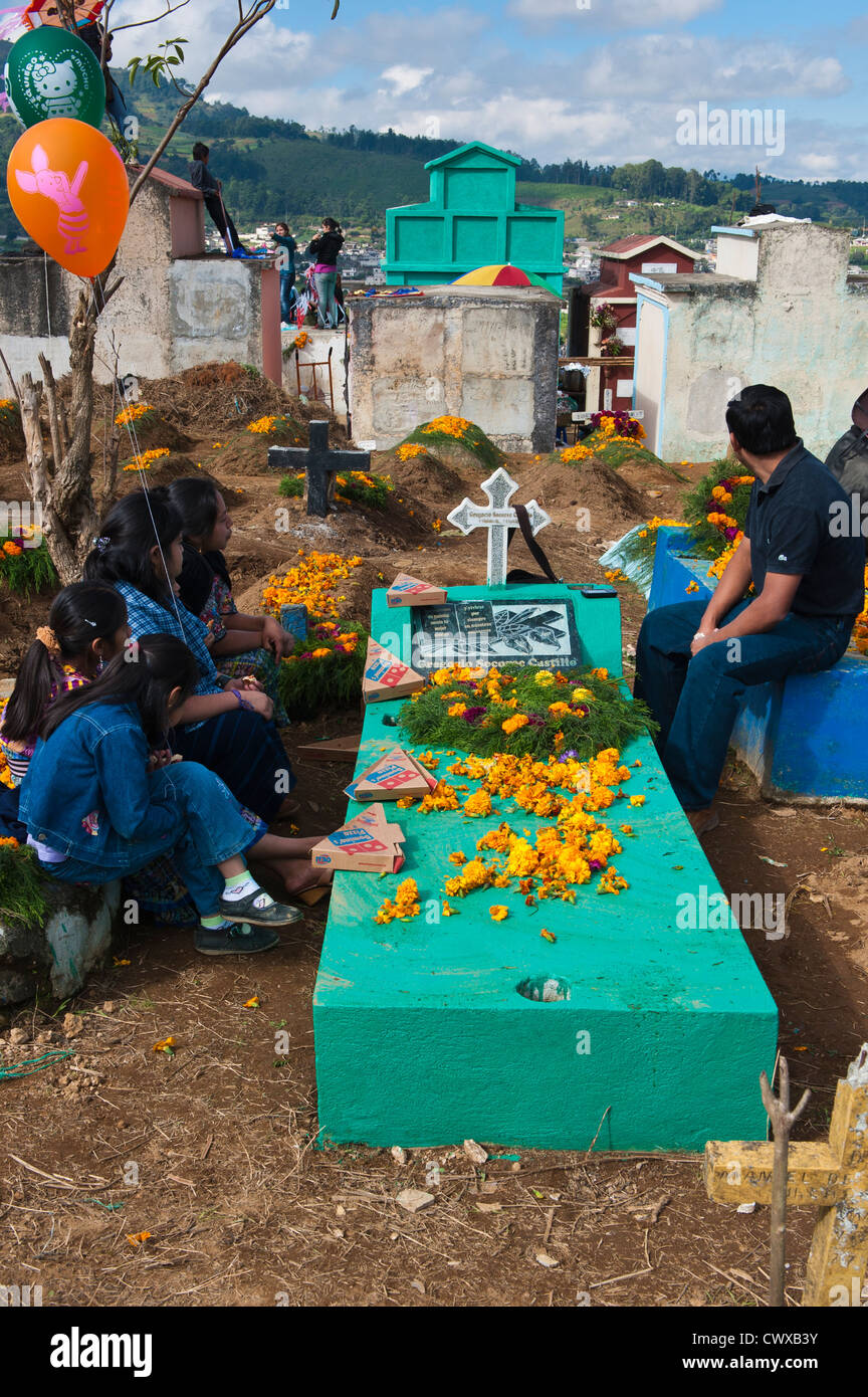 Tombe decorate, il giorno dei morti, Dia de los Muertos, cerimonia nel cimitero, Santiago Sacatepequez, Guatemala, America centrale. Foto Stock