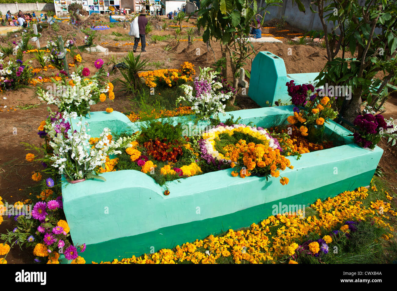 Tombe decorate, il giorno dei morti, Dia de los Muertos, cerimonia nel cimitero, Santiago Sacatepequez, Guatemala, America centrale. Foto Stock