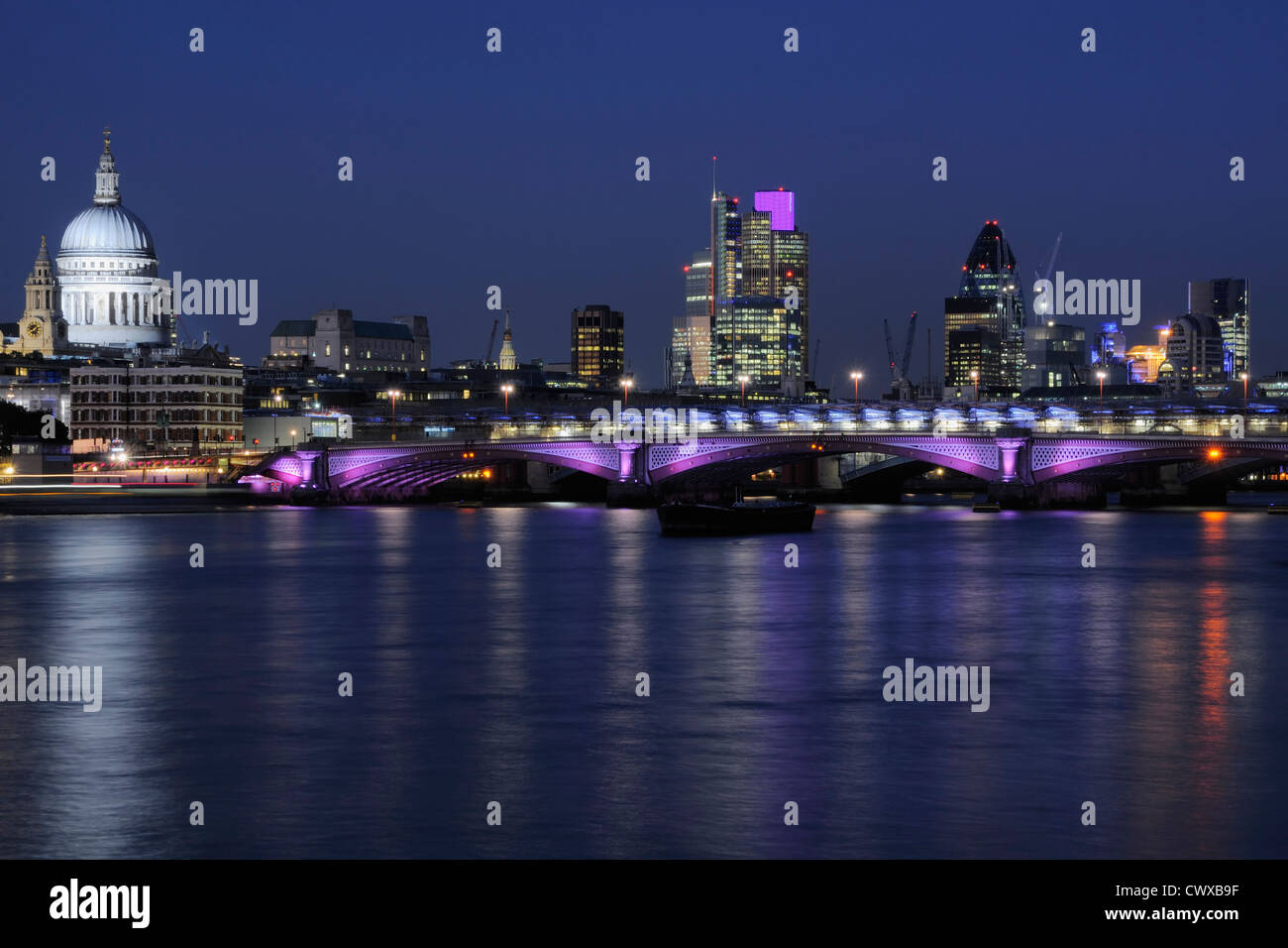 City of London REGNO UNITO al tramonto, con il fiume Tamigi, la Cattedrale di St Paul e Blackfriars Bridge, illuminato Foto Stock