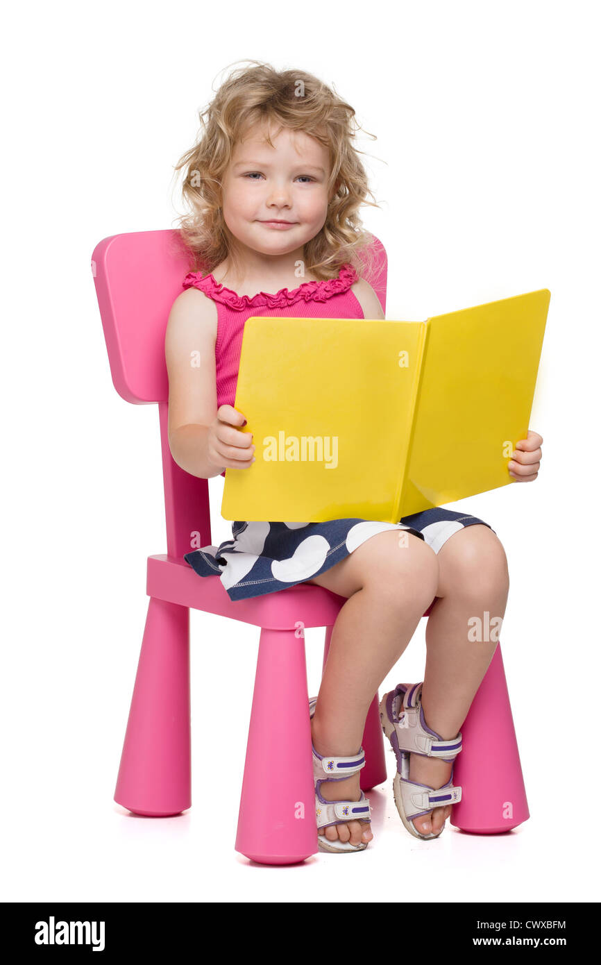 Bambina la lettura di un libro Foto Stock