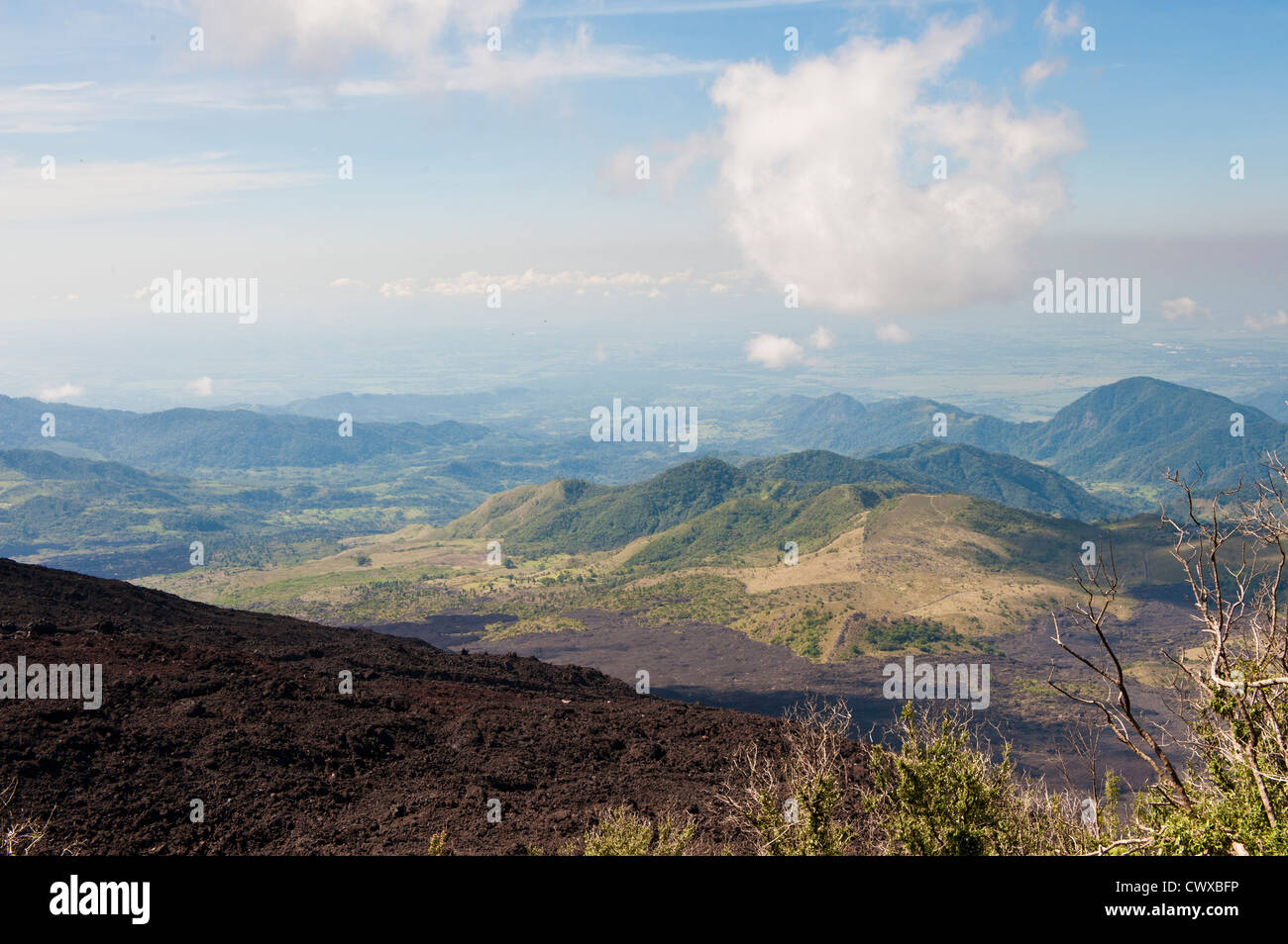 Pacaya vulcano, con Fuego vulcano a distanza Antigua, Guatemala, America centrale. Foto Stock