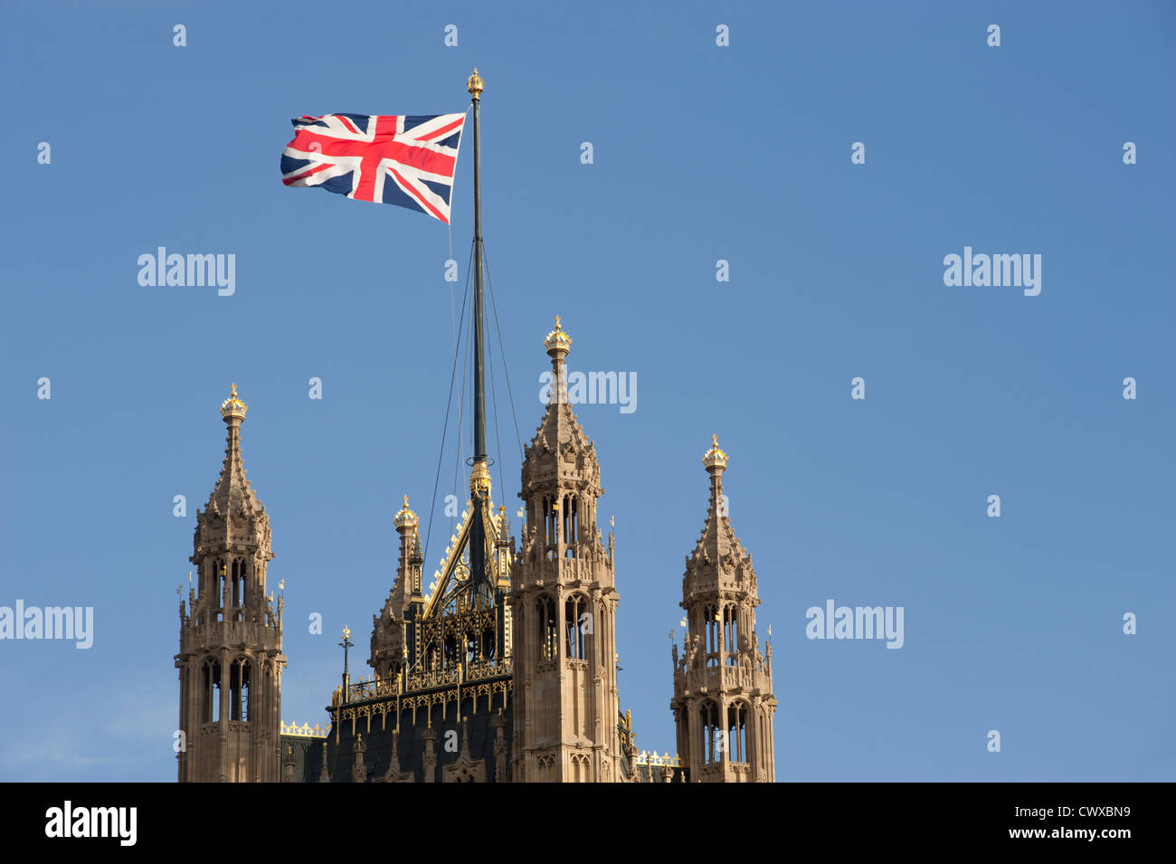 L'Unione di bandiera o di 'Unione Jack' sollevata sopra il Victoria torre presso il Palazzo di Westminster a Londra, Inghilterra, Regno Unito. Foto Stock
