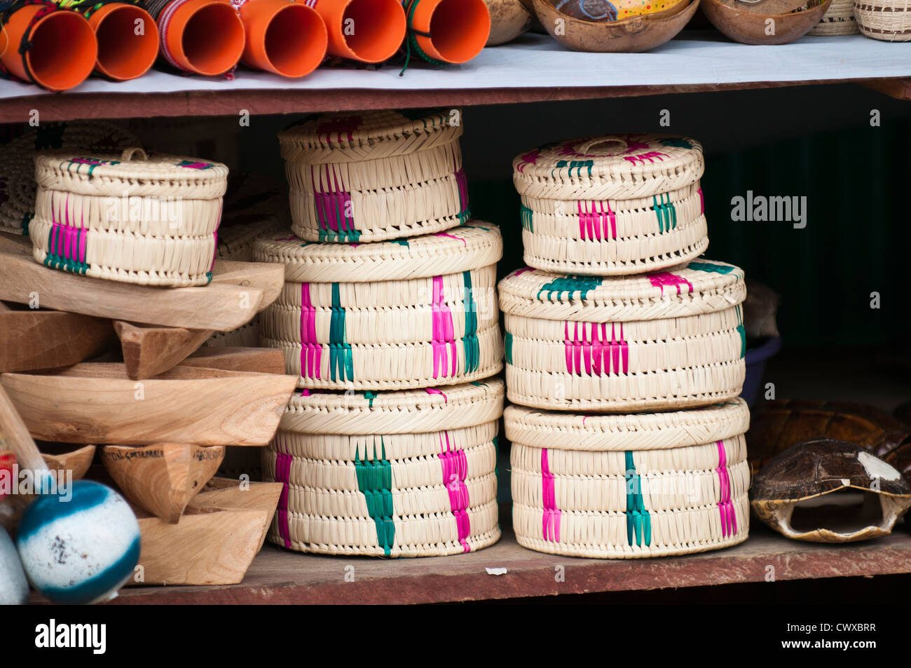 Paglia di Souvenir Cesti Artigianato in Livingston un mercato africano Garifuna città sul lago Izabal, Lago de Izabal, Guatemala. Foto Stock
