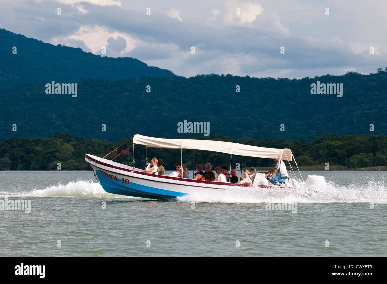 Guatemala, lago Izabal. La scuola dei bambini in motoscafo taxi d'acqua sul lago Izabal Lago de Izabal, Guatemala. Foto Stock