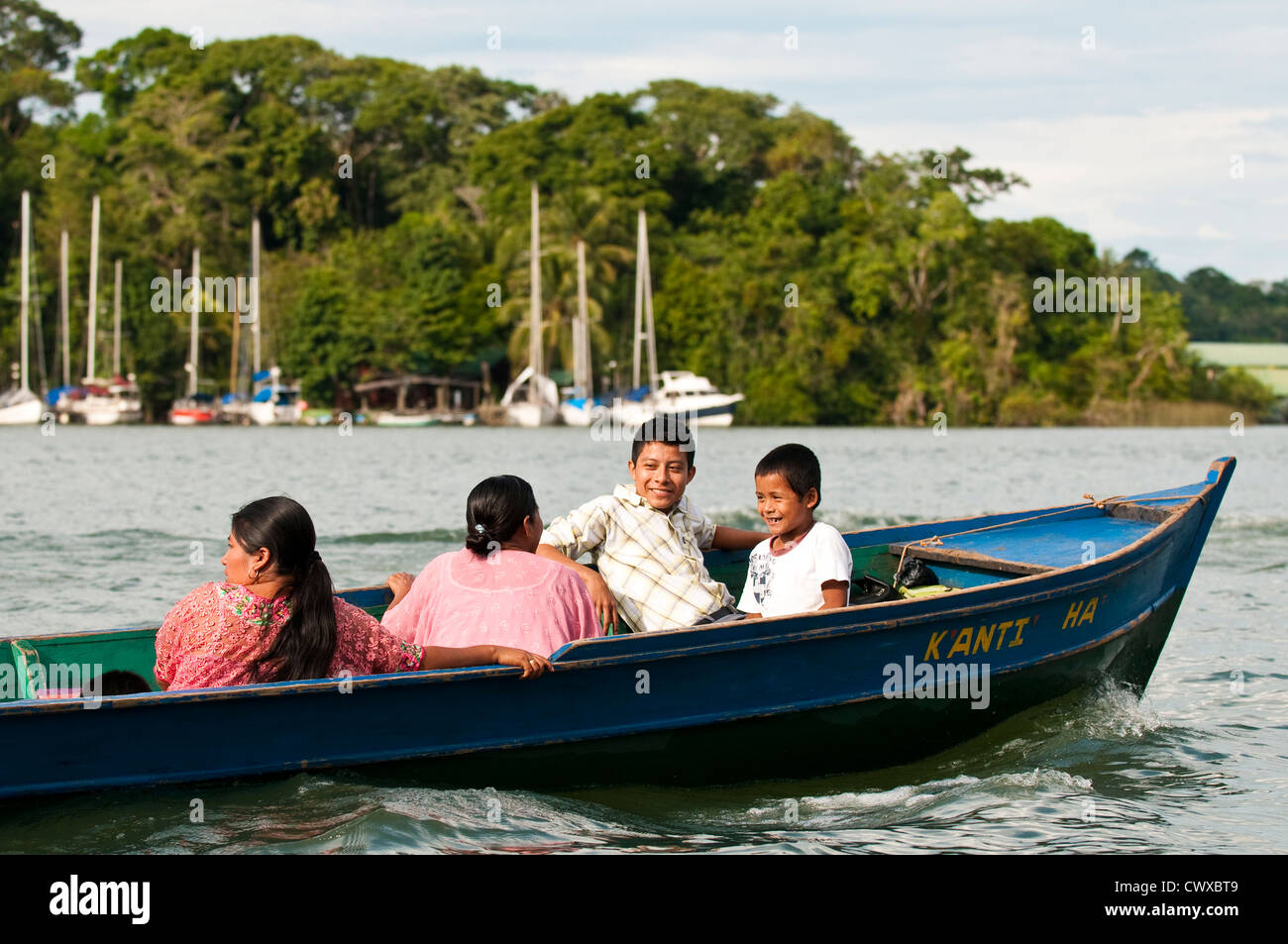 Guatemala, lago Izabal. La scuola dei bambini in motoscafo taxi d'acqua sul lago Izabal Lago de Izabal, Guatemala. Foto Stock