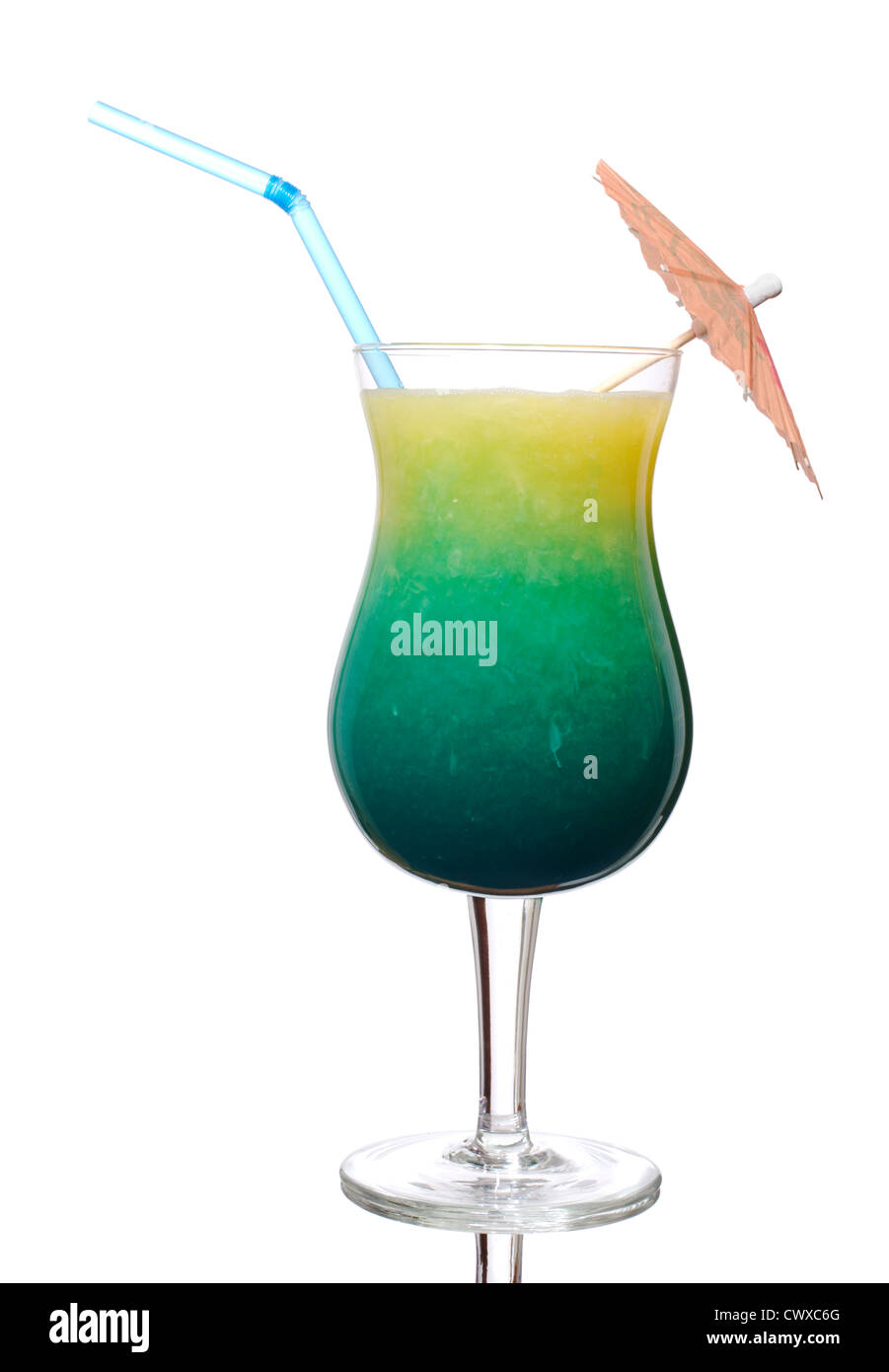 Curacao blu e il succo di arancia in un bicchiere da cocktail decorata con una visiera parasole e una cannuccia per bevande Foto Stock