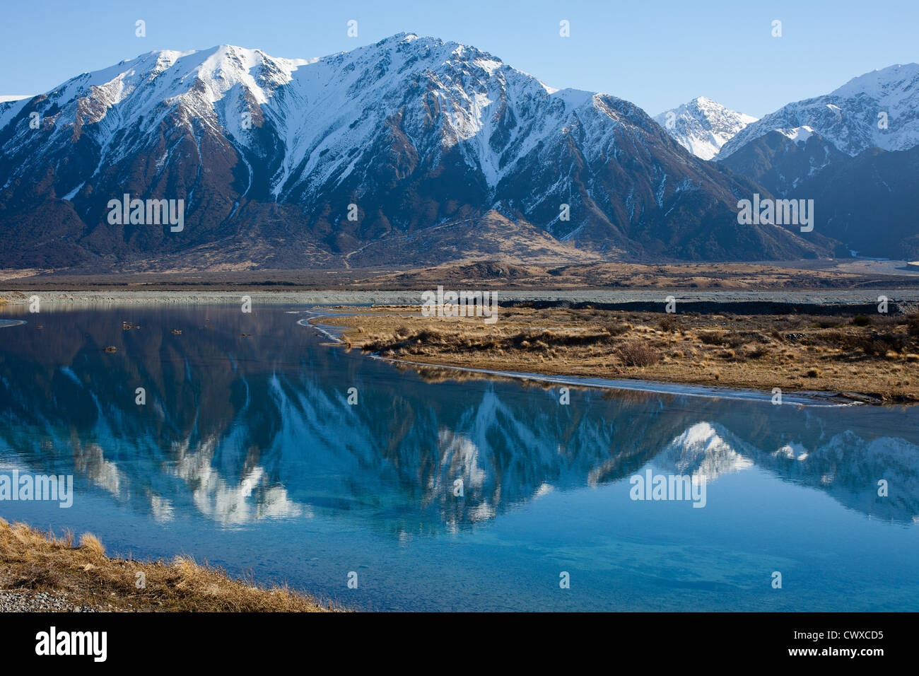 Paesaggio alpino: montagne coperte di neve si riflette in un cristallino lago. Foto Stock