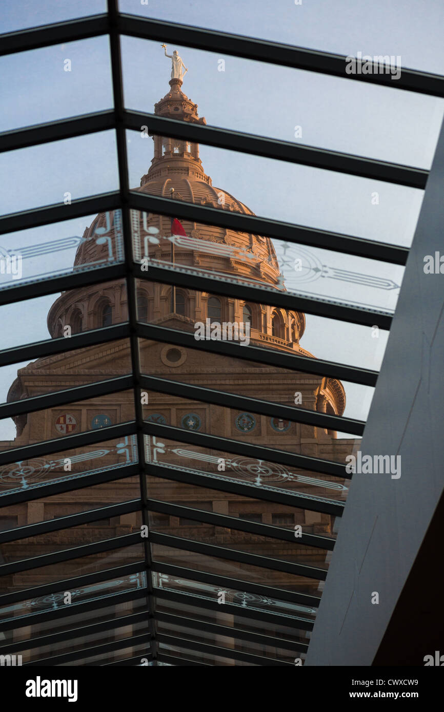 Il Campidoglio cupola al Campidoglio dello Stato del Texas ad Austin, Texas colpo da sotto Foto Stock