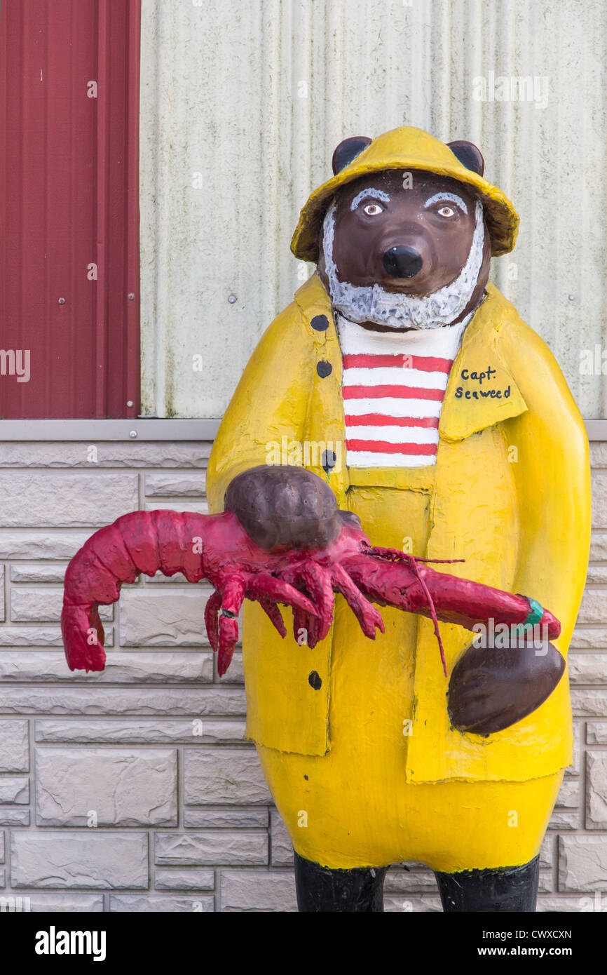 Capitano statua di alghe marine tenendo un astice nel Maine, Stati Uniti d'America Foto Stock