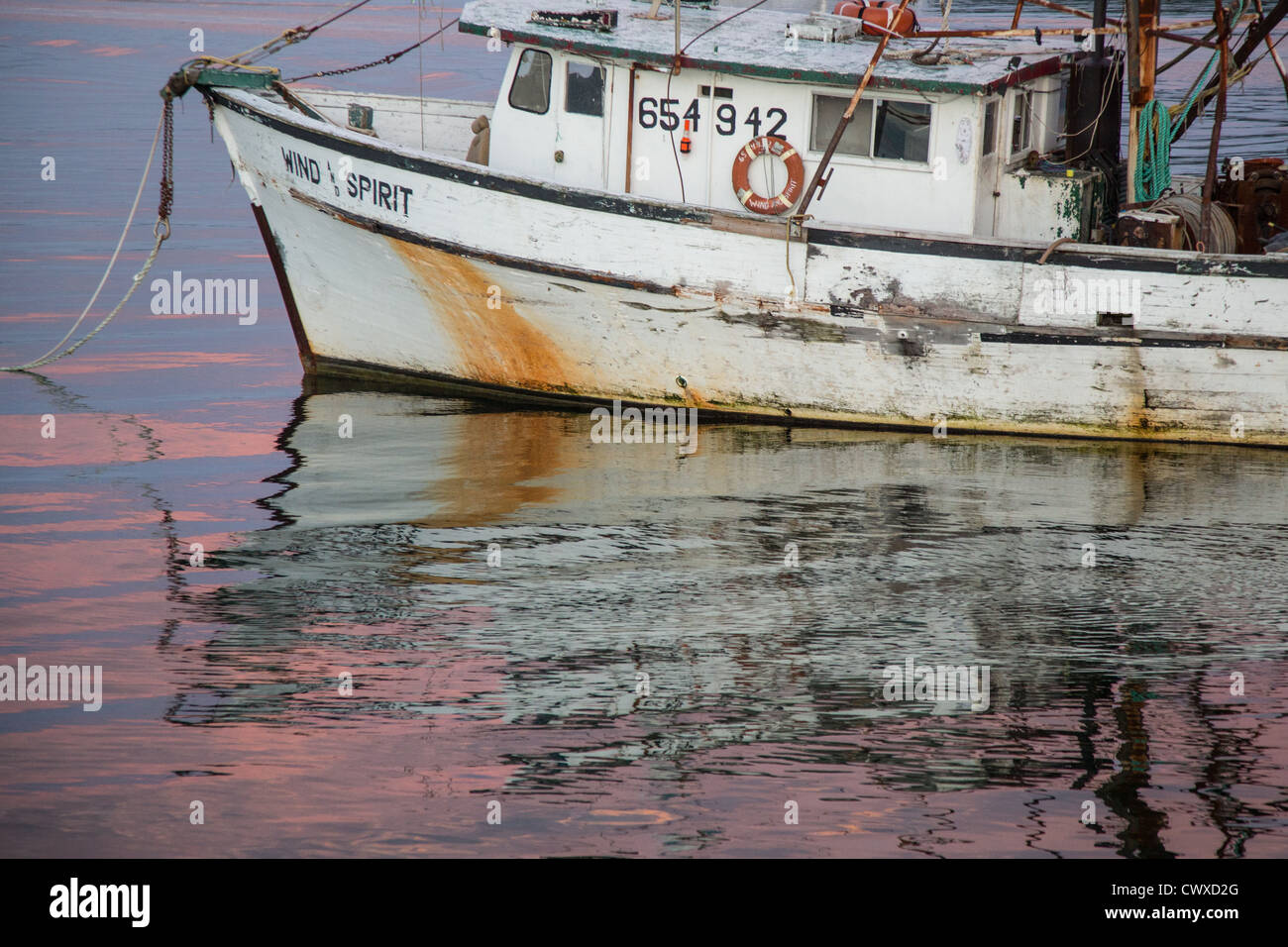 Un weathered lobster boat in Bar Harbor al largo delle coste del Maine Foto Stock