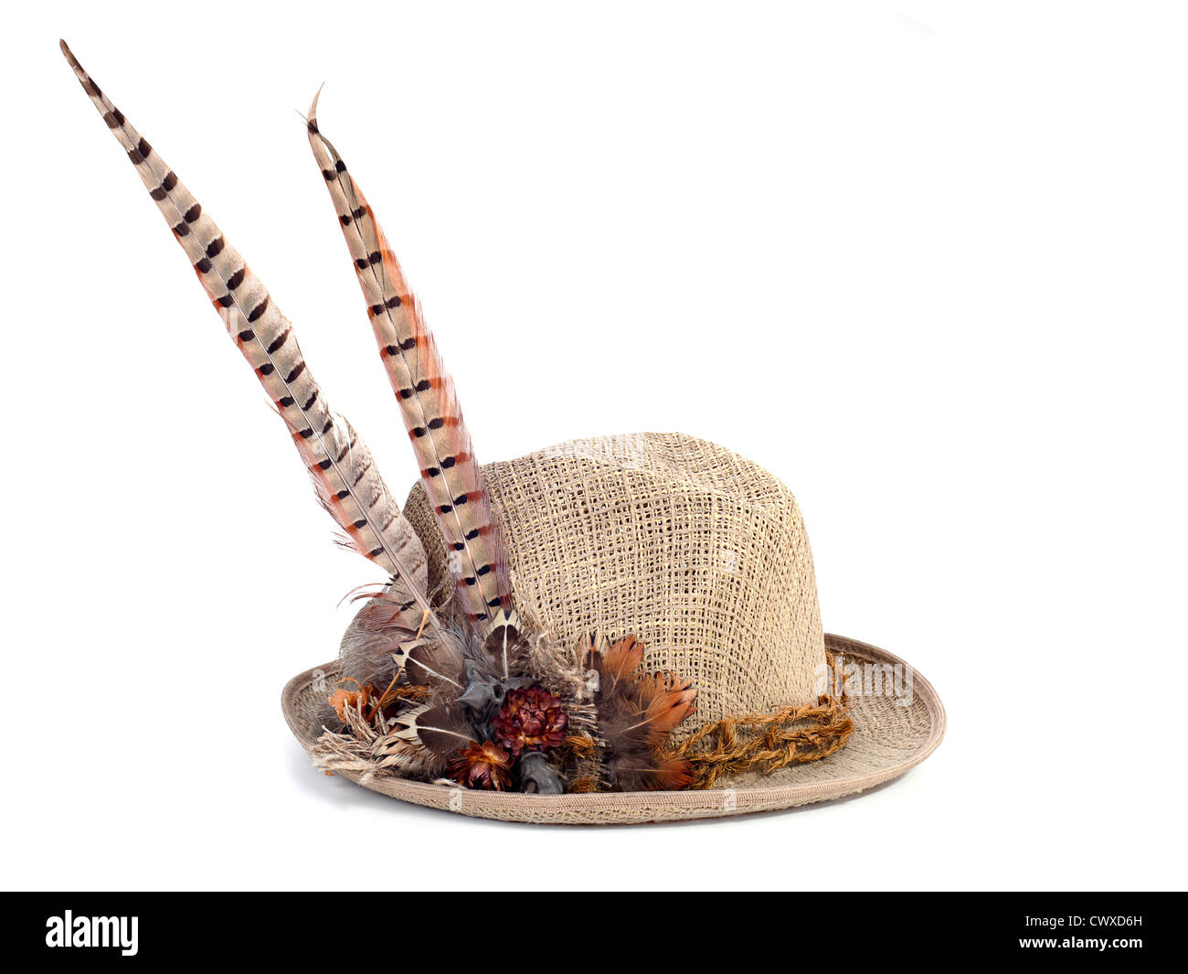 Un cappello di caccia con Piume fagiano isolato su bianco Foto Stock