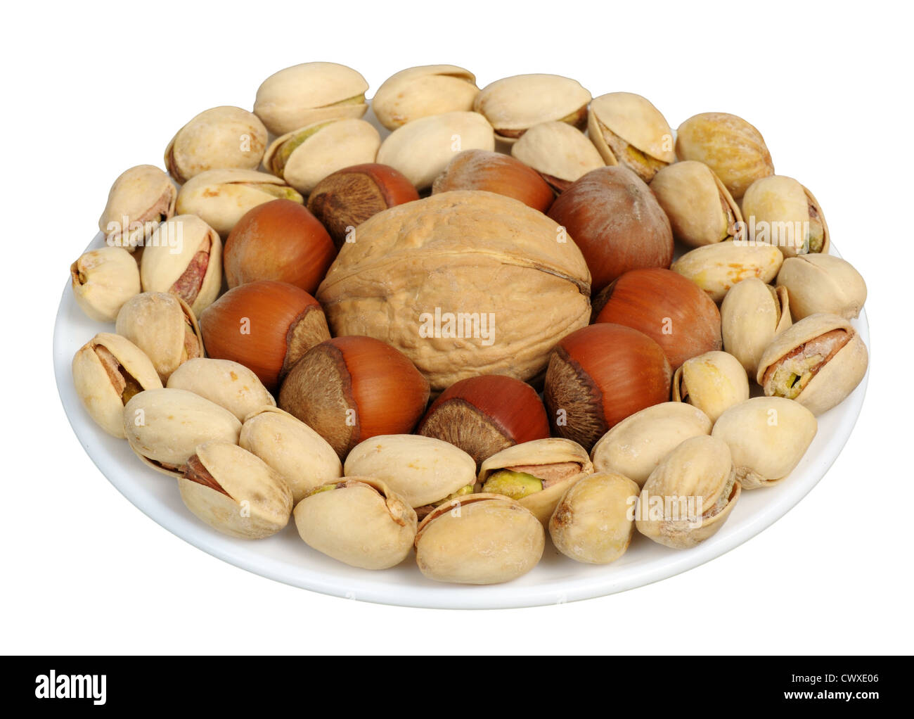 I pistacchi noci, nocciole su uno sfondo bianco, isolato Foto Stock