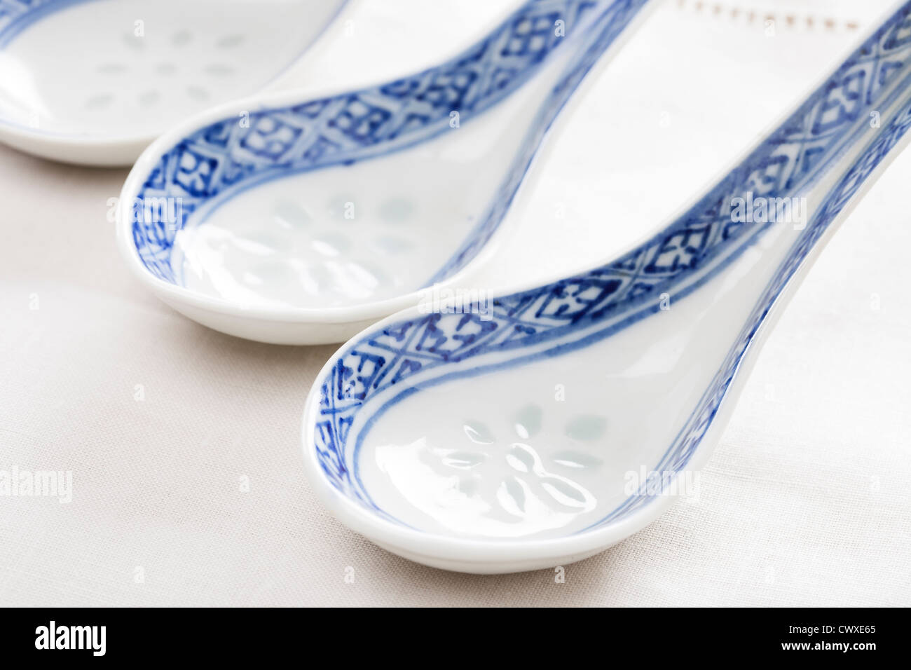 La porcellana cinese cucchiaio con mano blu decorazione pittorica. Foto Stock
