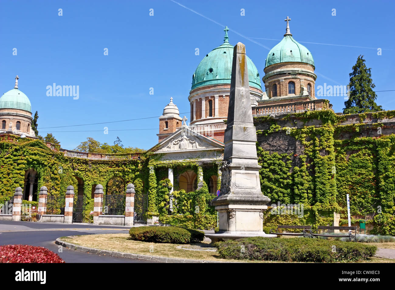 L'ingresso principale al cimitero Mirogoj e Chiesa di Cristo Re, Zagabria, Croazia Foto Stock
