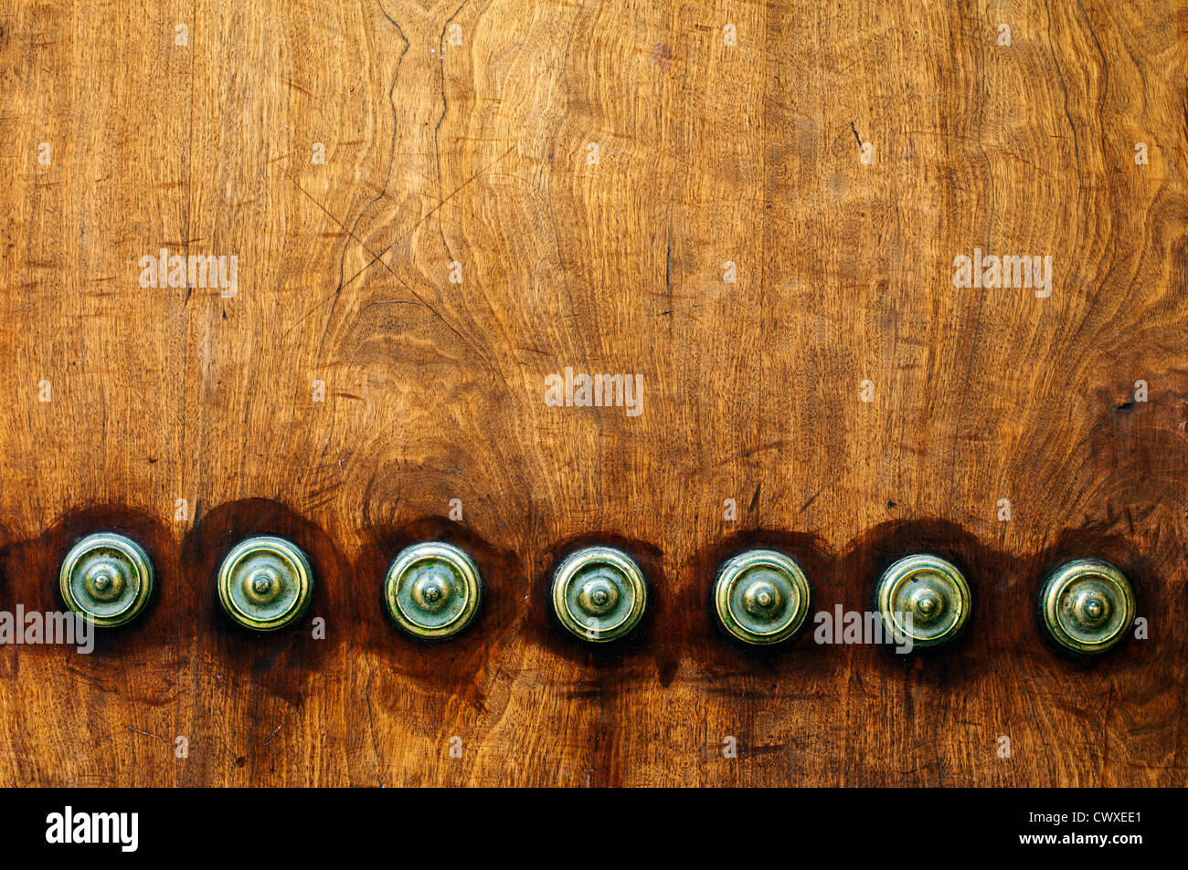 Ornamenti su una porta di legno. Foto Stock