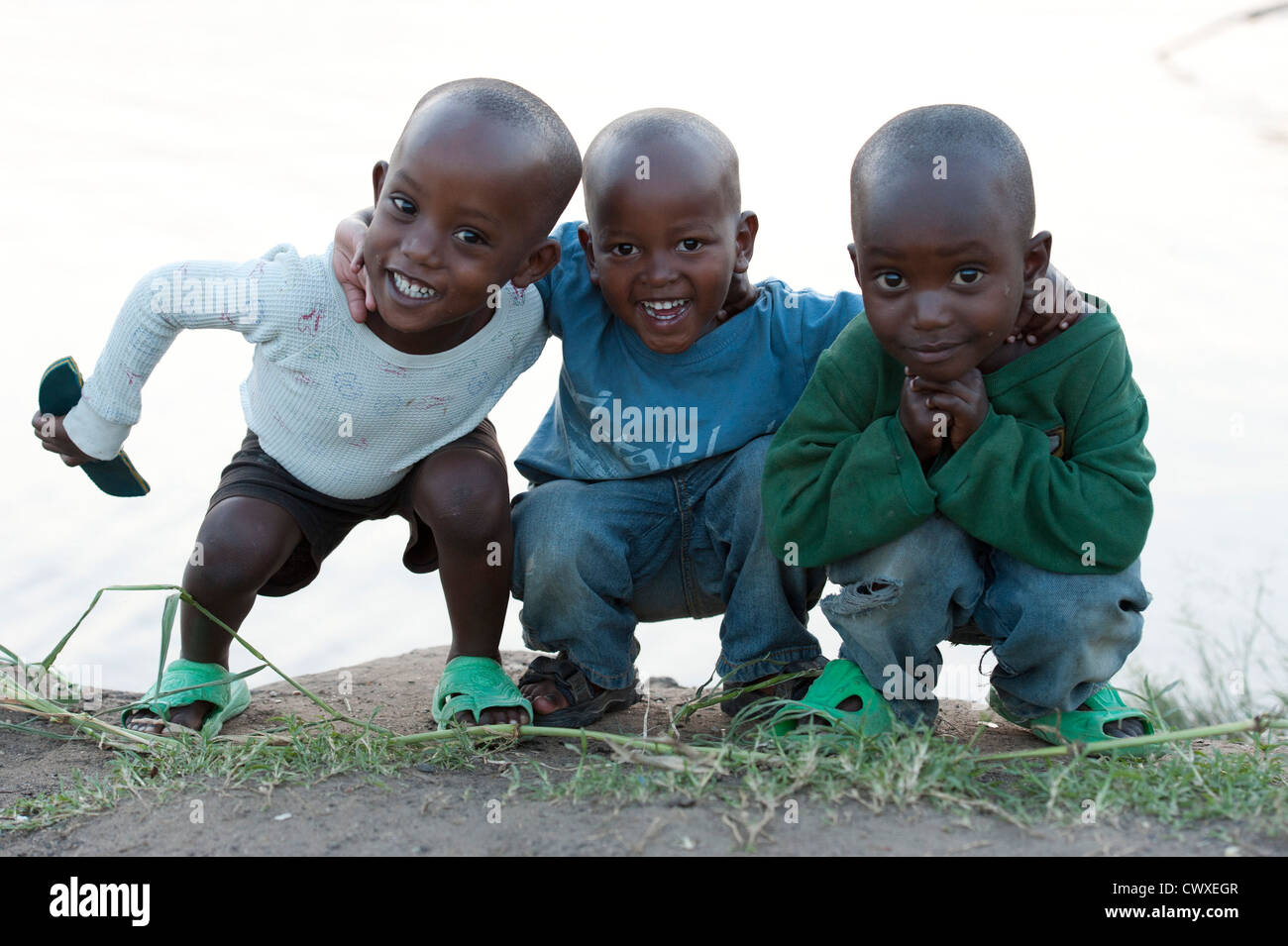 I bambini sulla riva del lago Kivu, Rubavu, Ruanda Foto Stock