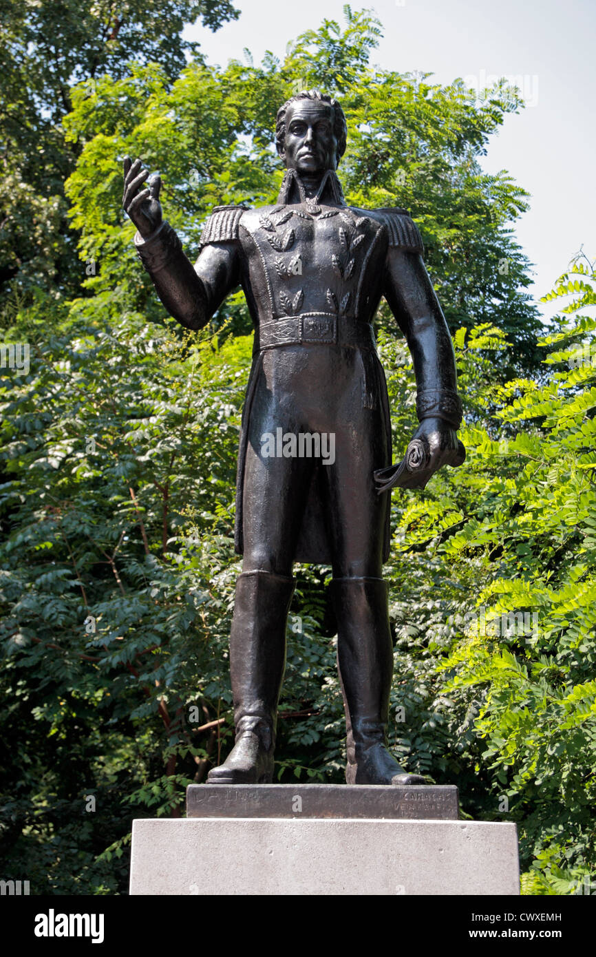 Statua di Simon Bolivar, un militare venezuelano e leader politico, in Belgrave Square, Londra, Regno Unito. Foto Stock