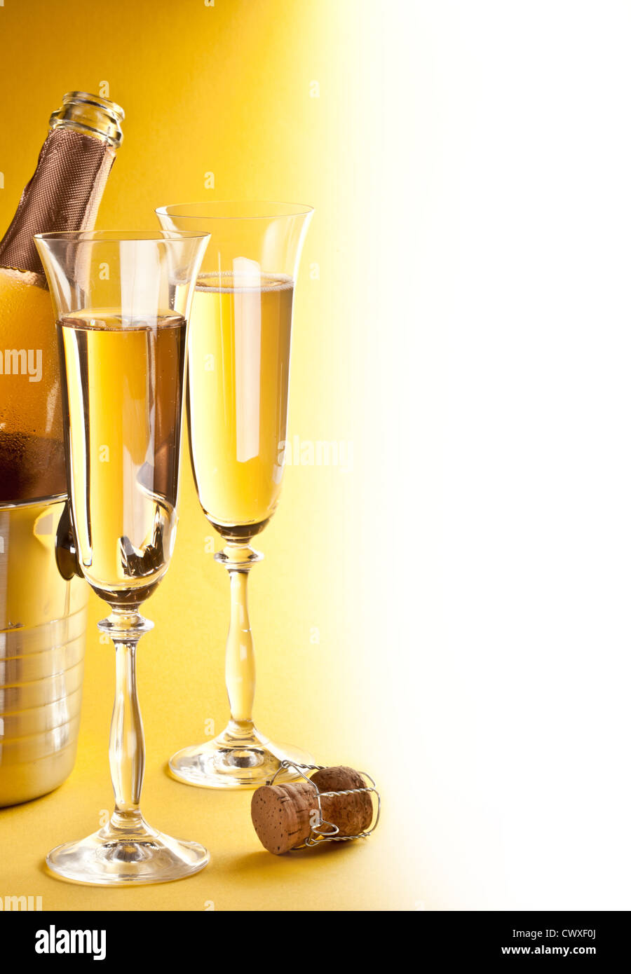 Due champagne vetro su uno sfondo giallo. Foto Stock