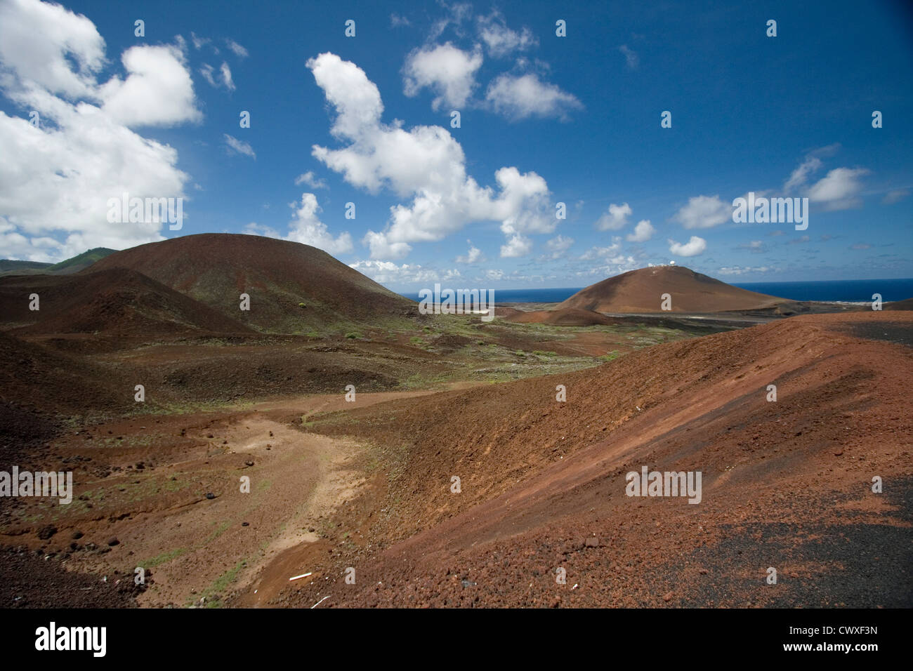 Red aspro paesaggio guardando verso la striscia di aria nel centro dell'isola, Isola di Ascensione Foto Stock