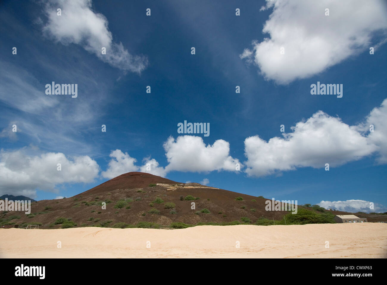 Guardando verso l'interno da Clarence Bay beach verso la pistola emplacement, Isola di Ascensione, British Overseas territorio Foto Stock