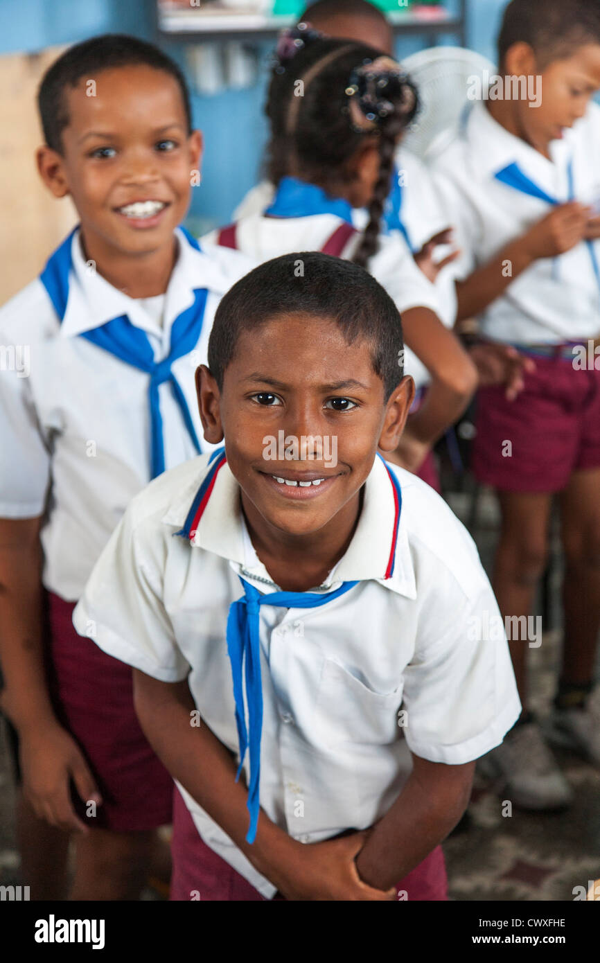 Felice e cordiale scolari (ragazzi) in uniforme scolastica a Santiago di Cuba Foto Stock
