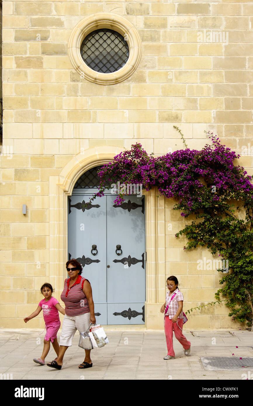 Madre di due figlie a piedi di Mdina , Malta Foto Stock