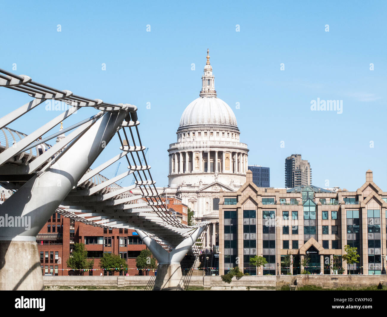 La Cattedrale di St Paul, Londra, Inghilterra - Vista dal Millennium Bridge o Wibbly ponte traballante, e vecchi uffici reciproco Foto Stock