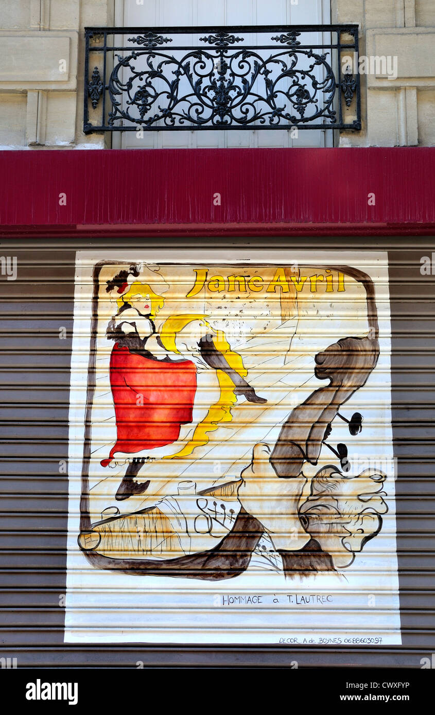 Parigi, Francia. Metallo dipinto shop persiane in Rue Cavalotti (XVIII ARR) nello stile di Toulouse-Lautrec Foto Stock