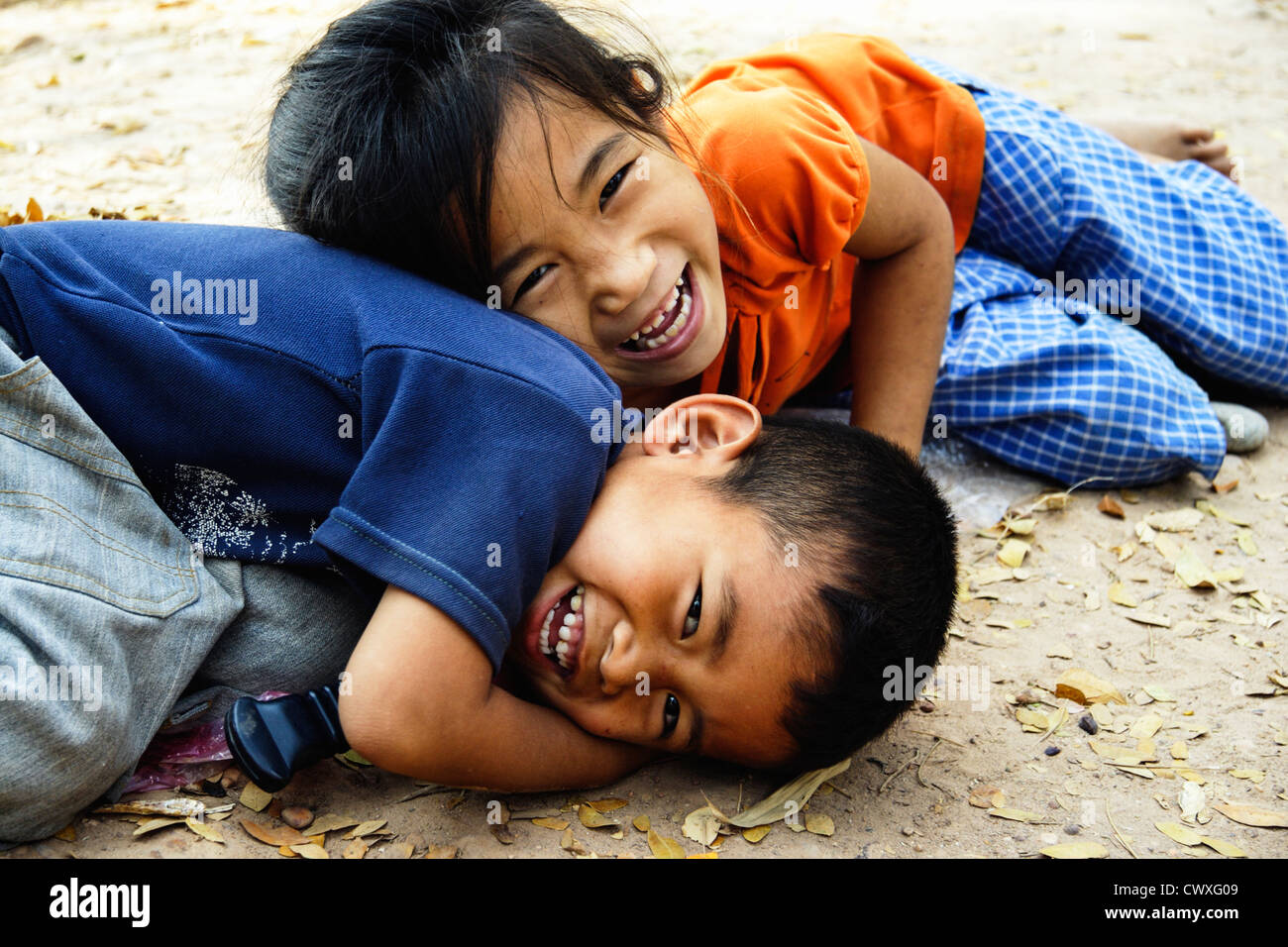 Smiley laotiane per i bambini a giocare in strada . Vientiane , Laos Foto Stock