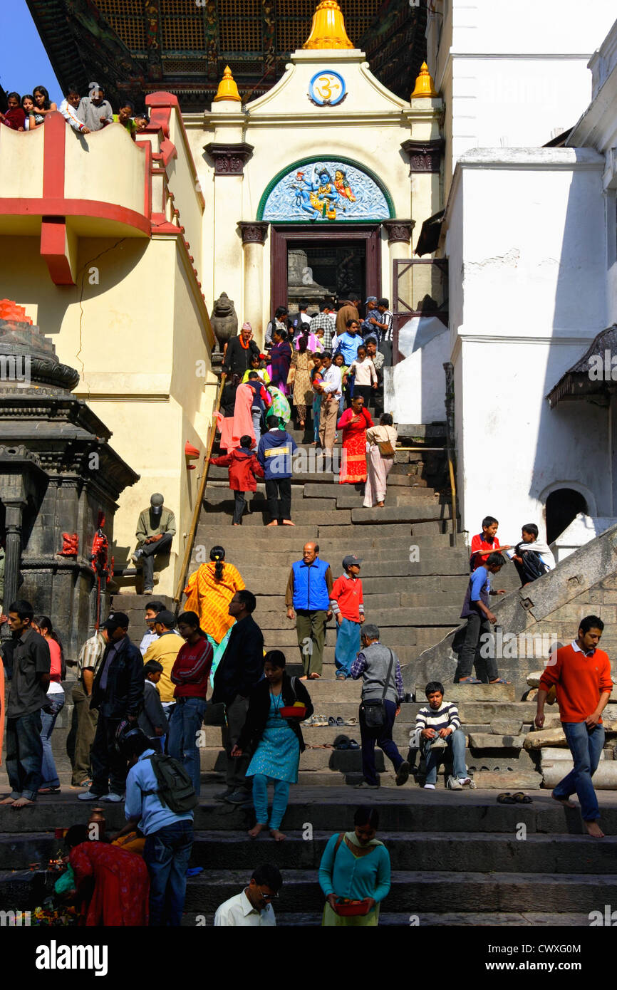 Tempio di Pashupatinath e fedeli. Kathmandu, Nepal Foto Stock