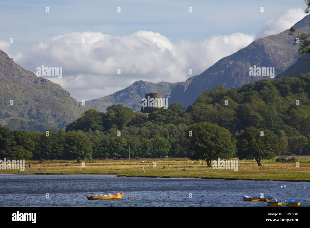Dolbadarn Castle, Gallese medievale rocca, si affaccia sul Lago di Padarn, Llanberis, insieme contro i monti di Snowdonia. Foto Stock