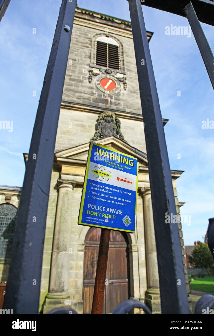 Un Smartwater segno di avvertimento su una chiesa cancelli Foto Stock