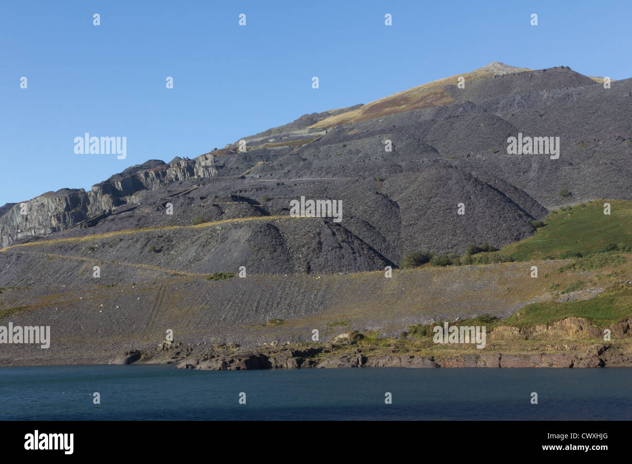 Delle Cave di Ardesia a discariche che si affaccia sul lago Peris, Llanberis, Snowdonia. Foto Stock