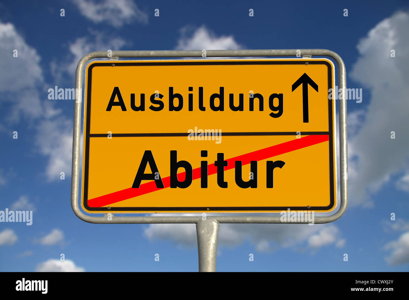 Il tedesco cartello stradale graduazione e apprendistato con cielo blu e nuvole bianche Foto Stock