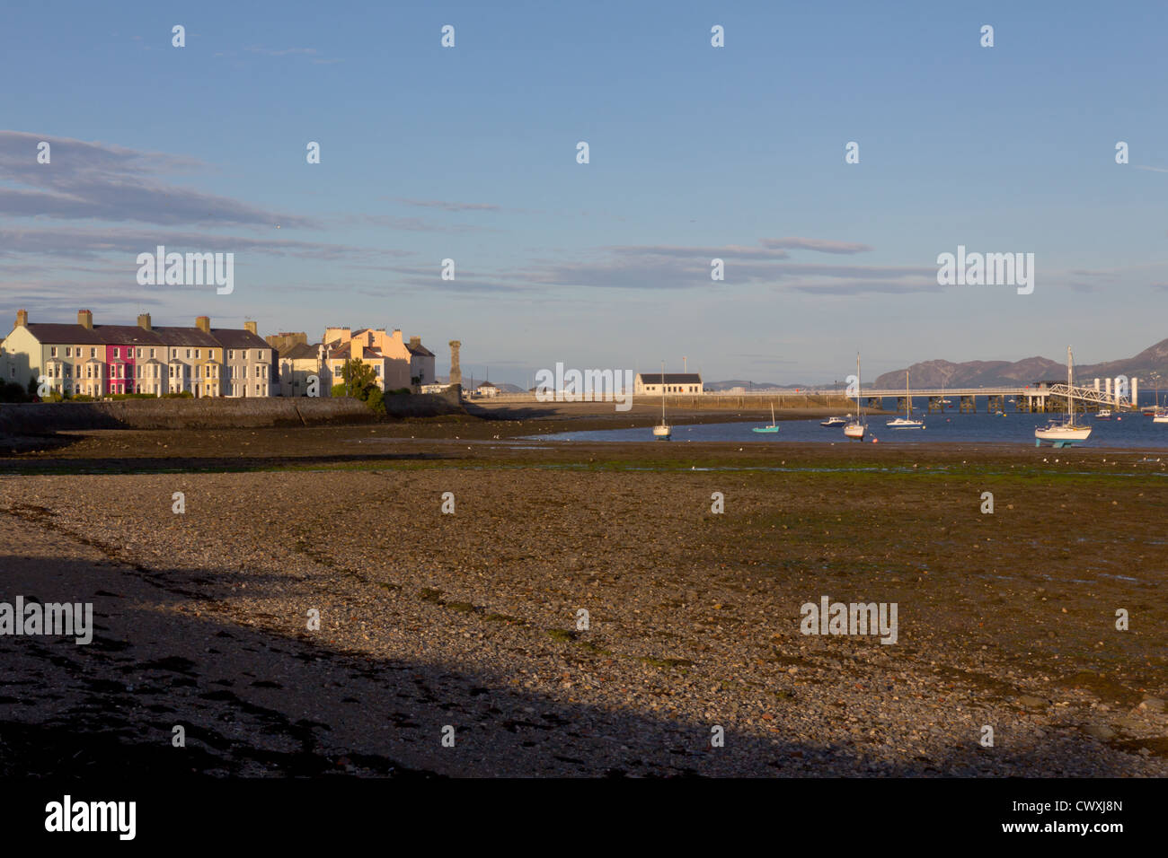 La luce del tramonto a bassa marea, Beaumaris, Anglesey Foto Stock