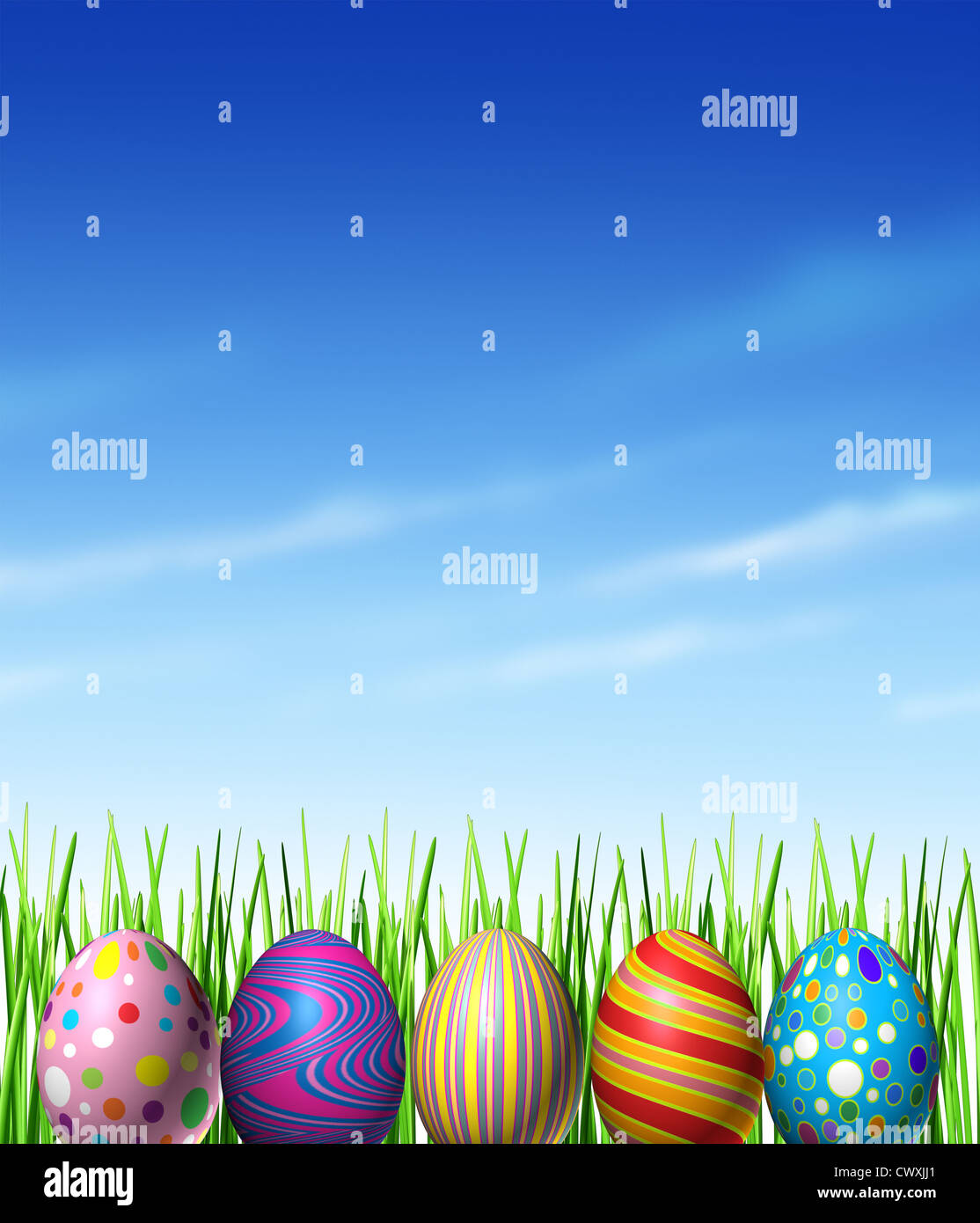 Pasqua Primavera decorazione con decorata tradizionalmente uova dipinto come un bene culturale e di celebrazione religiosa di rinnovamento e di speranza come un simbolo di un caccia all'uovo di gioco per bambini con erba e un cielo blu elemento di design. Foto Stock