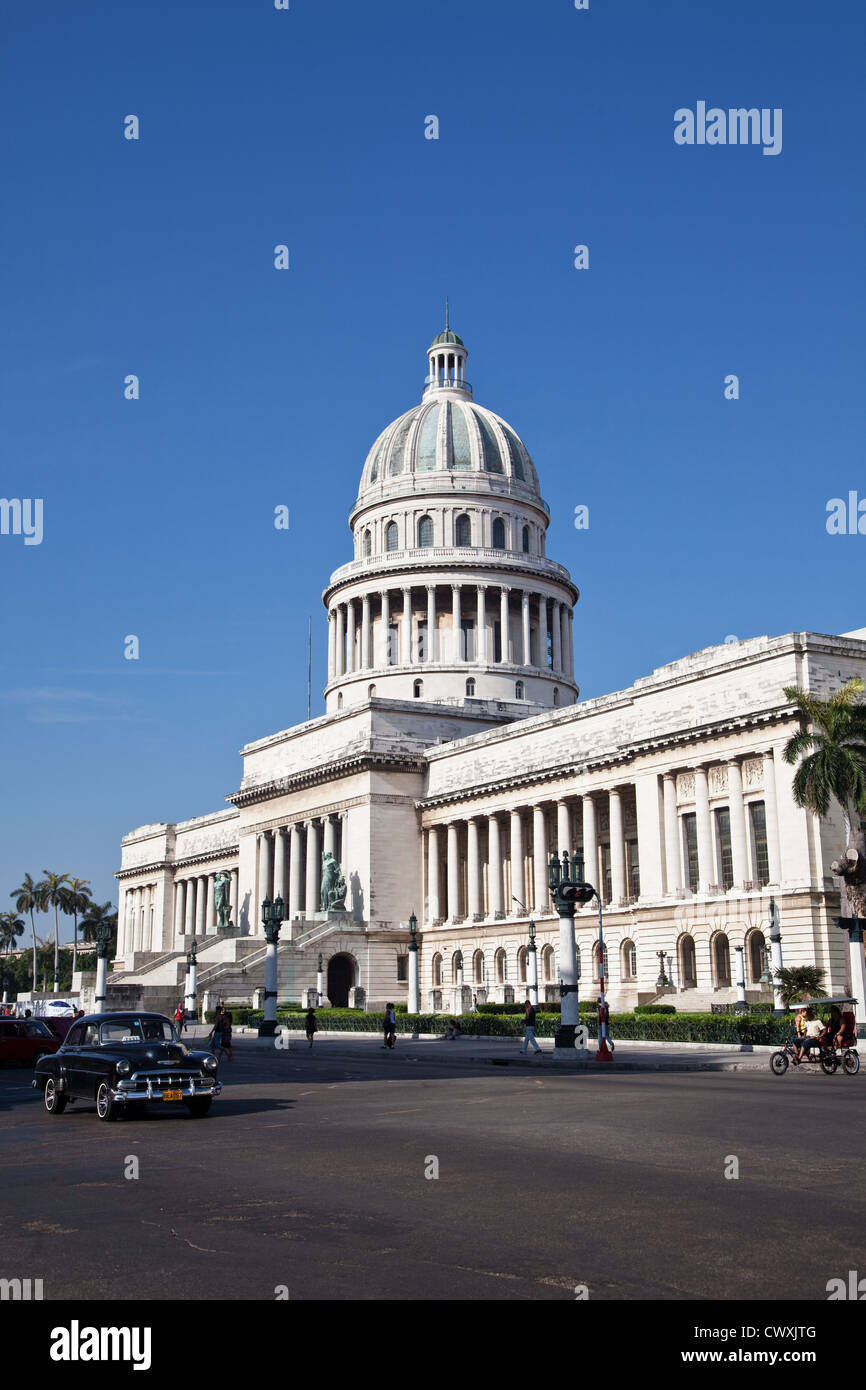 La splendida Capitolio edificio in Havana è uno splendido punto di riferimento. Foto Stock