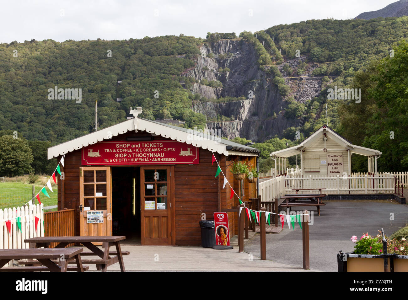 Padarn Lake Railway Station e negozio Foto Stock