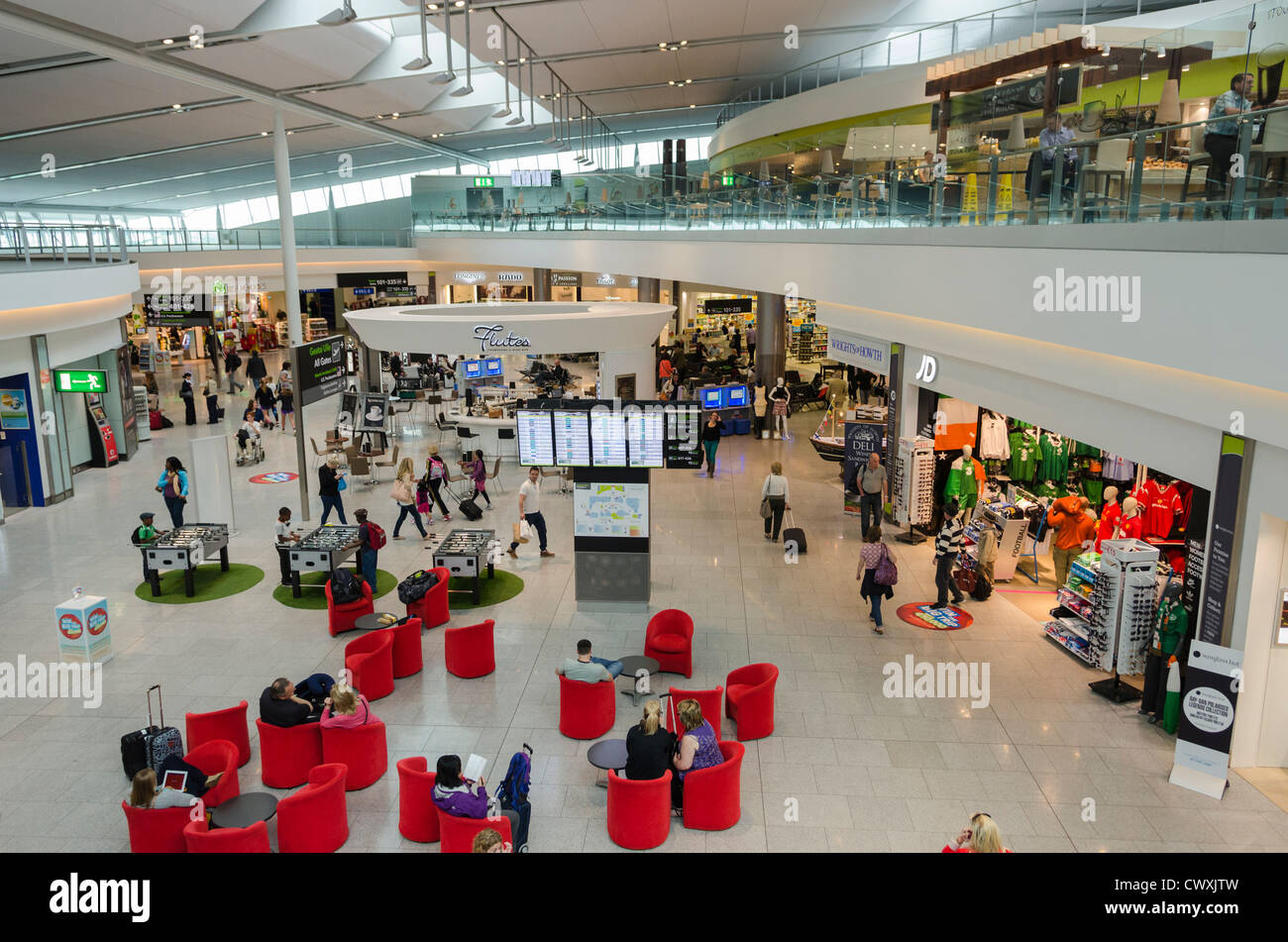 Area partenze, airport lounge al Terminal 2, Aeroporto di Dublino, Irlanda Foto Stock