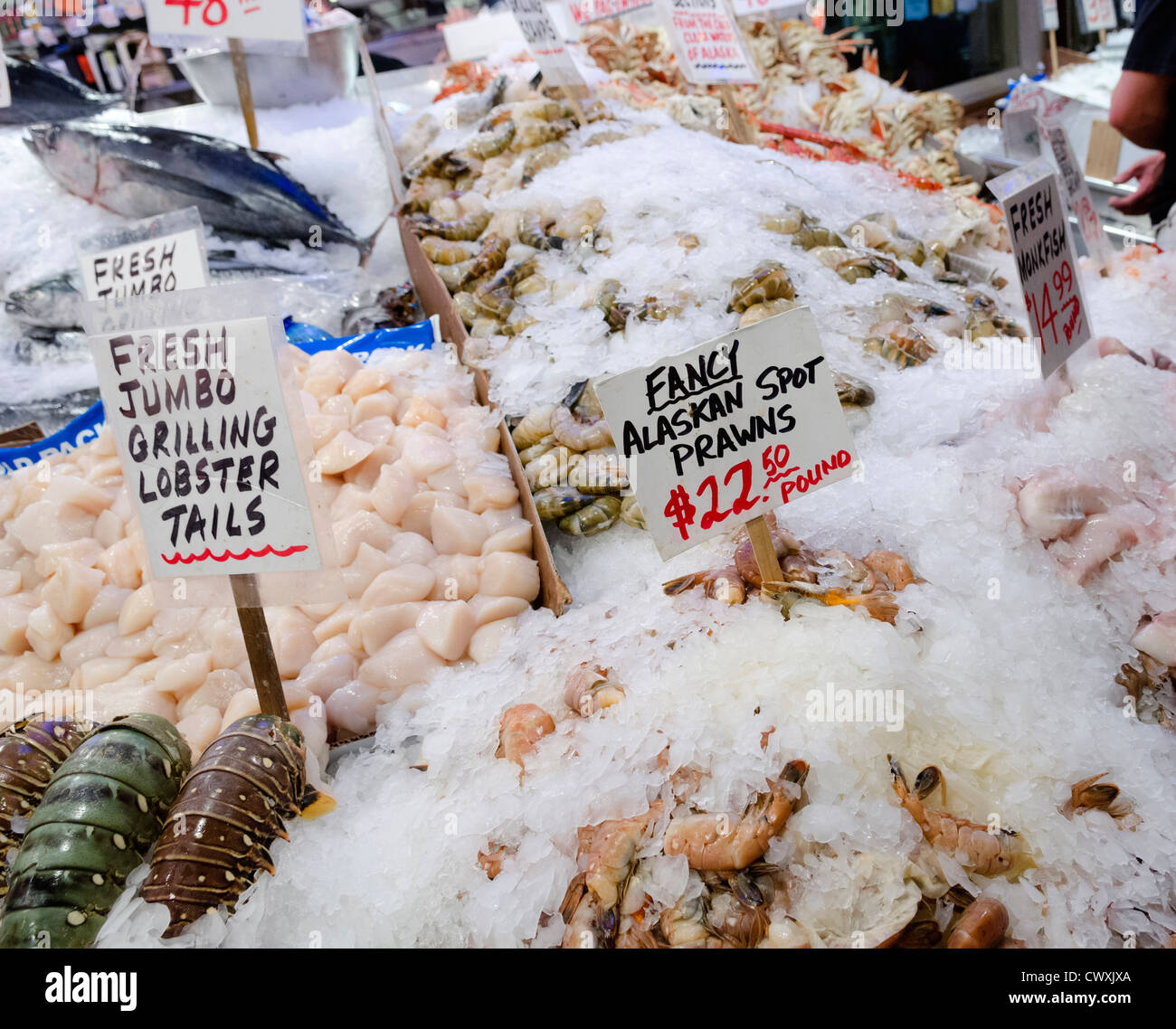 Pesce in stallo il Mercato di Pike Place, Seattle Foto Stock