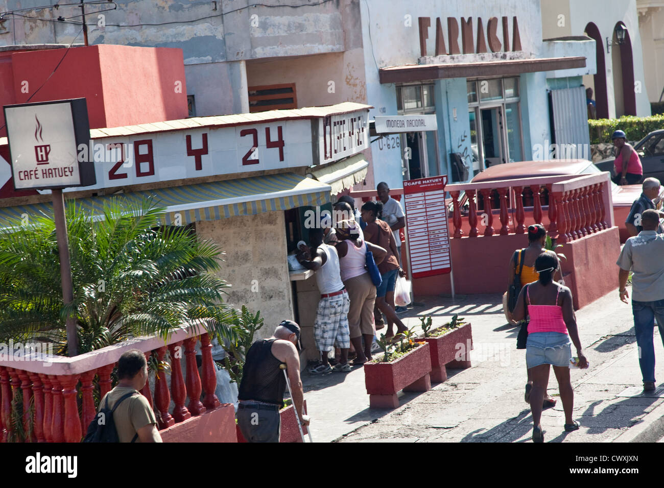 La gente del posto si raccolgono in una strada laterale-cafe a l'Avana, Cuba. Foto Stock