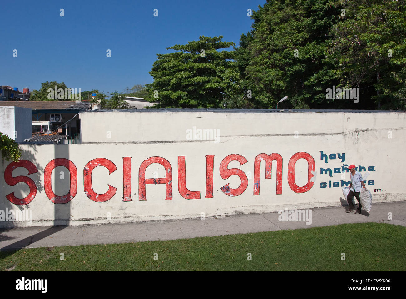 Segni con promemoria del socialismo e della Rivoluzione rimanere sulle strade di l'Avana, Cuba. Foto Stock