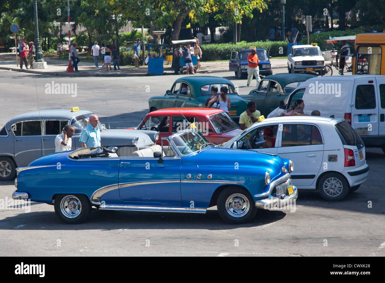 La Habana ha un favoloso mix di vecchio e nuovo auto cruising in giro per le strade. Foto Stock