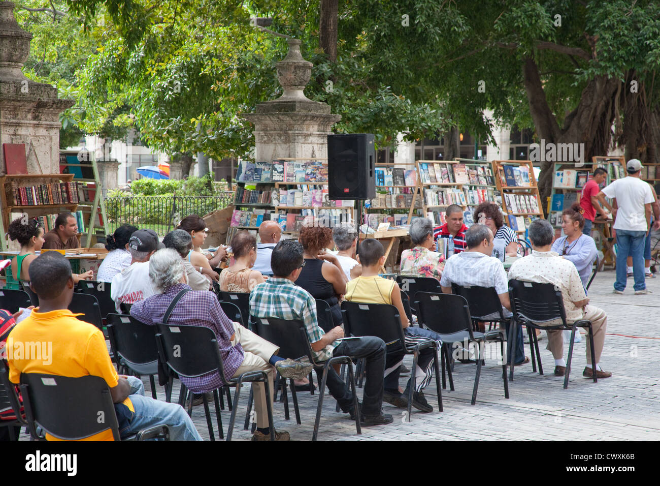 Una recensione del libro che si terrà a L'Avana Vecchia - tutti intorno alla Plaza de Armis in Havana sono bancarelle che vendono libri antichi. Foto Stock
